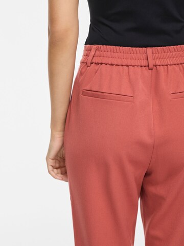 Slimfit Pantaloni con pieghe 'VIVarone' di VILA in rosso