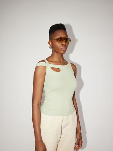 Tricou 'Stella' de la LeGer by Lena Gercke pe verde: lateral