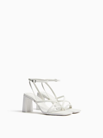 Bershka Sandały z rzemykami w kolorze biały