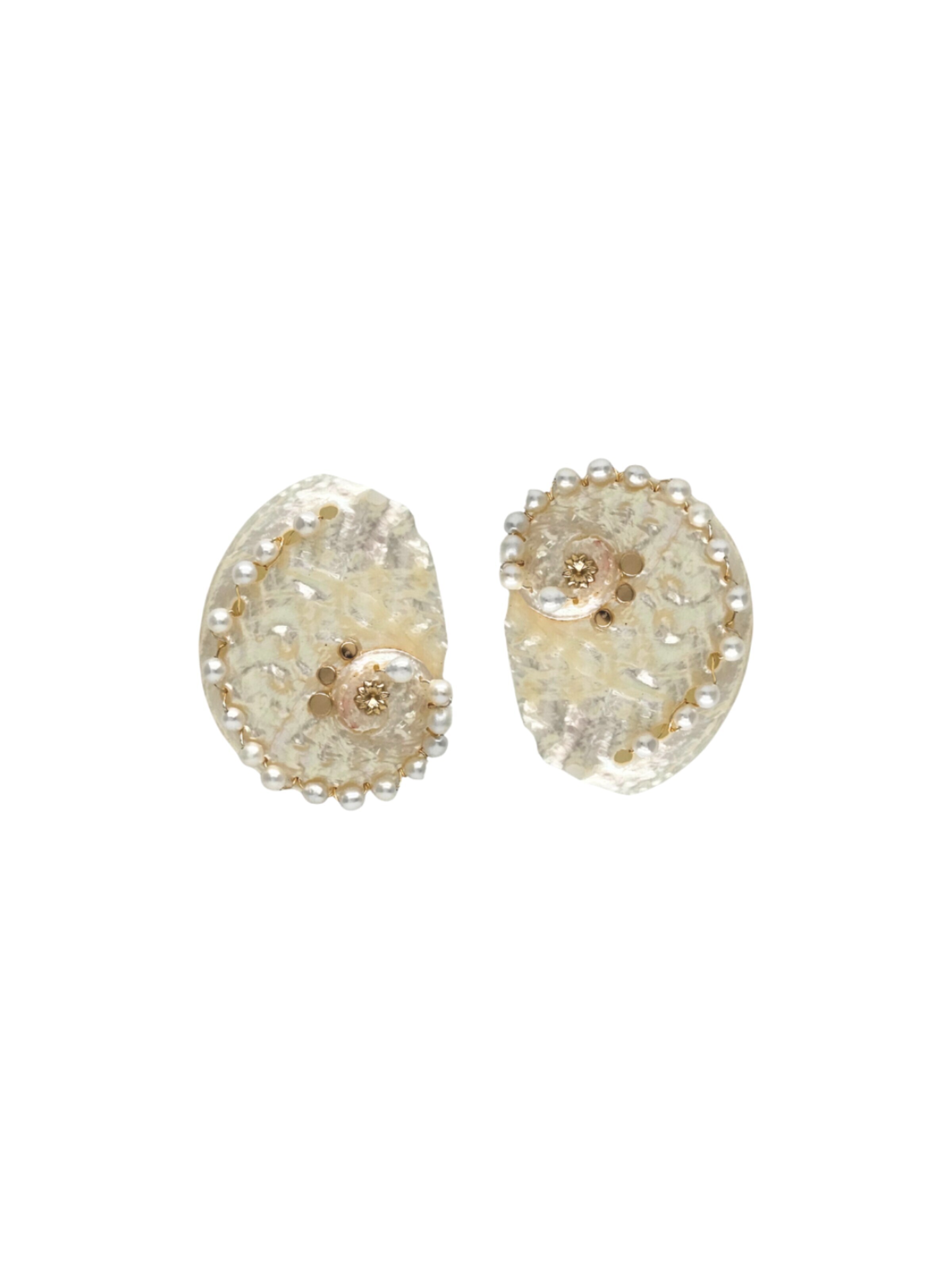 Orecchini 'Lili' in 11,5 cm x 18 cm x 2cm LA MAISON GISEL B. di colore bianco naturale, Visualizzazione prodotti