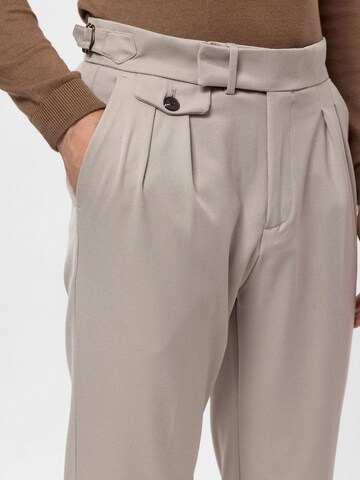 Tapered Pantaloni con pieghe di Antioch in beige