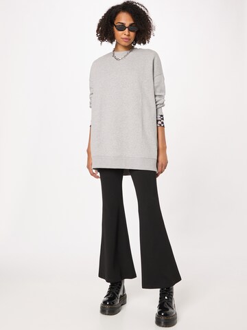 Monki - Sweatshirt em cinzento