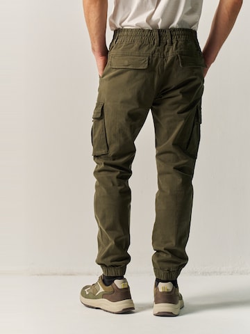 Tapered Pantaloni cu buzunare de la KOROSHI pe verde