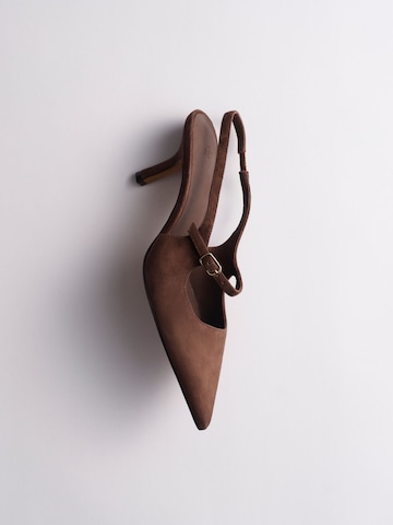 The Set Slingpumps in Bruin