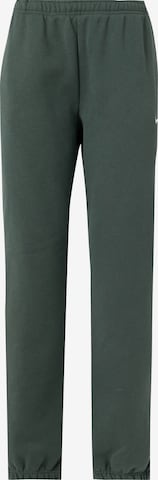 Tapered Pantaloni de la Nike Sportswear pe verde: față