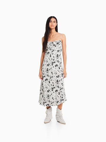 Bershka Kleid in Weiß