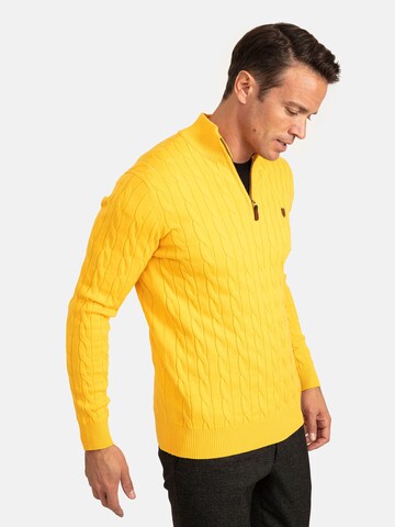 Pullover di Jacey Quinn in giallo