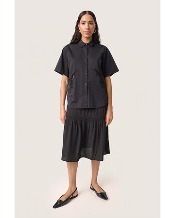 SOAKED IN LUXURY Blouse in Zwart