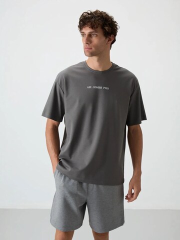 Tommy Life T-Shirts in Grau: Vorderseite