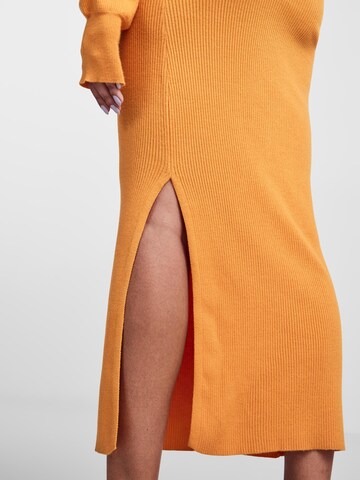 PIECES - Vestido de punto 'DICTE' en naranja