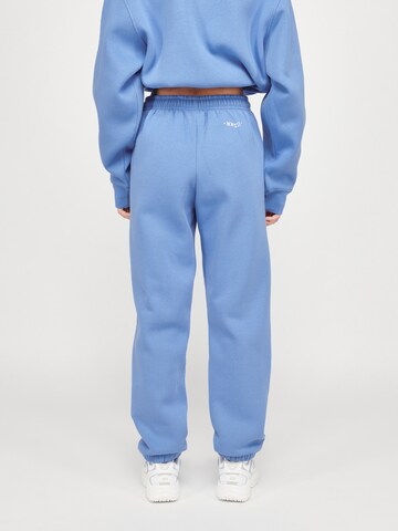 ABOUT YOU x VIAM Studio Regular Sweatpants 'Spirit' in Blau: zadná strana