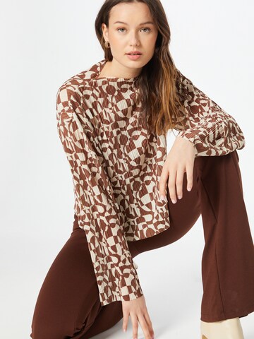 Monki Blouse in Brown: front