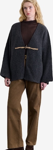 MANUKA Strickjacke in Grau: Vorderseite