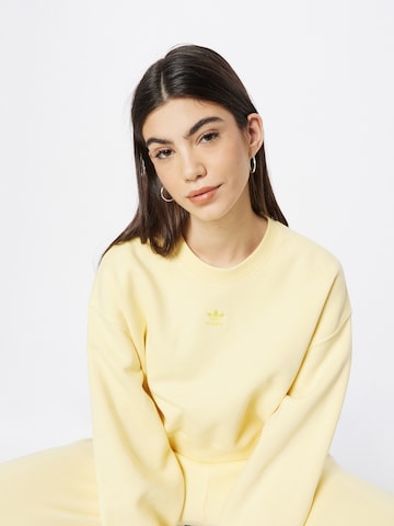 ADIDAS ORIGINALS Sweatshirt 'Adicolor Essentials' i gul