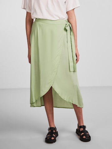 PIECES Skirt 'Tala' in Green: front