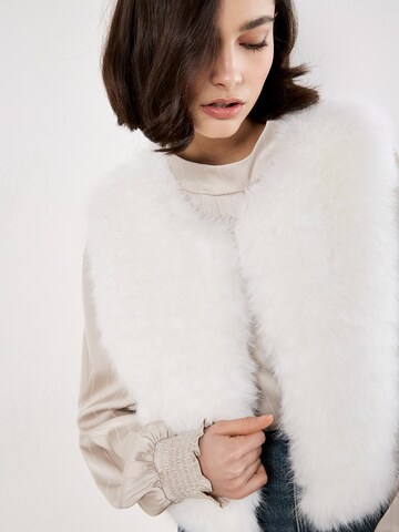 Apricot Fluffly Cropped Gilet ' ' in Weiß: Vorderseite