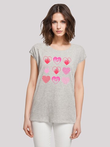 F4NT4STIC T-Shirt 'Internationaler Frauentag: Herzen in Flammen' in Grau: Vorderseite