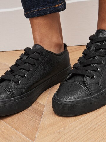 Baskets basses Next en noir