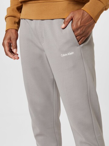 Tapered Pantaloni de la Calvin Klein pe gri