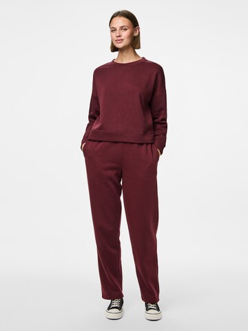 PIECES Sweatshirt 'PCChilli' i rød