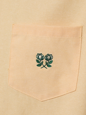 Another Cotton Lab - Ajuste confortable Camisa 'Everyday Pocket' en amarillo
