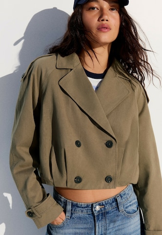 Bershka Přechodný kabát – šedá