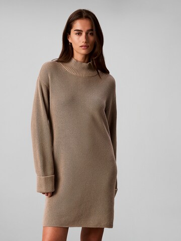 Calvin Klein Jeans Gebreide jurk in Bruin: voorkant