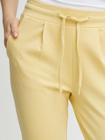 ICHI - Slimfit Calças com pregas 'Kate' em amarelo