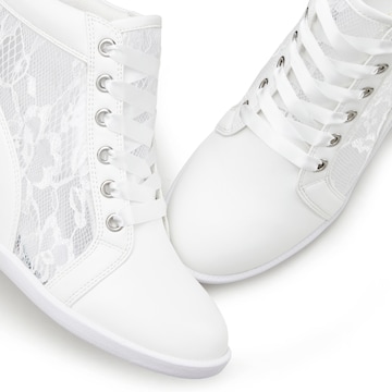 LASCANA T-Bar Sandals in White