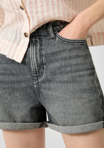 QS Regular Shorts in Grau