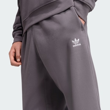 ADIDAS ORIGINALS Loosefit Housut 'Trefoil Essentials' värissä harmaa