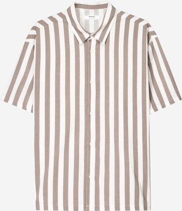 Bershka Comfort Fit Paita värissä beige: etupuoli