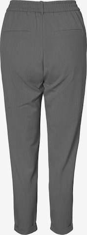 Coupe slim Pantalon 'Maya' Vero Moda Curve en gris