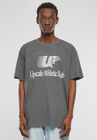 MT Upscale Shirt 'Athletic Club' in Grijs: voorkant