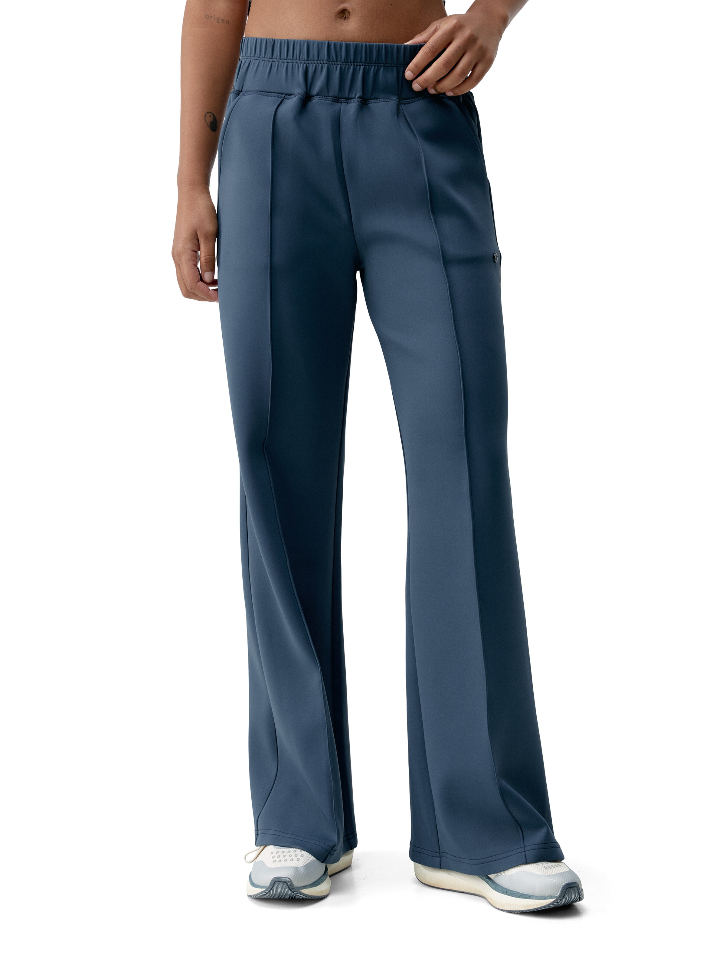 Born Living Yoga Loosefit Sportbroek ' Iniya ' in Blauw: voorkant