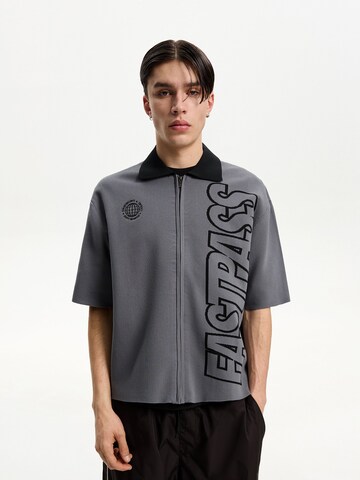 Vestes en maille Bershka en gris : devant