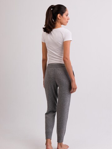 Tapered Pantaloni di CASH-MERE.CH in grigio