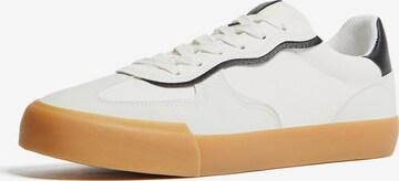 Bershka Sneakers in White: front