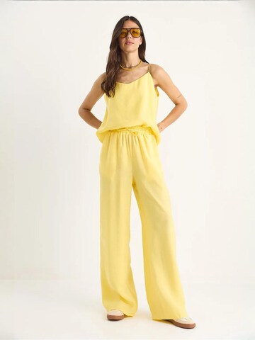 Completo pantalone di Bianco Lucci in giallo