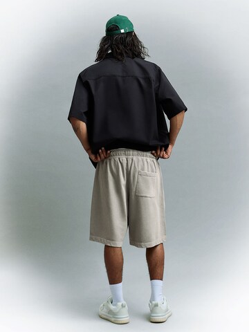 BershkaBaggy Hlače - siva boja