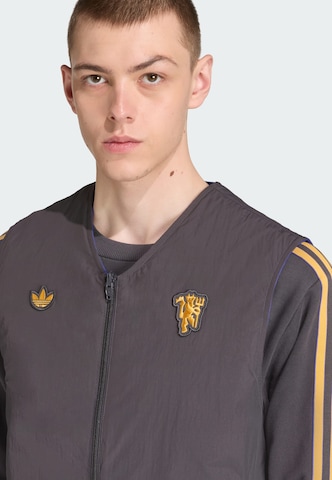 ADIDAS ORIGINALS Bodywarmer 'Manchester United Terrace Icons' in Zwart
