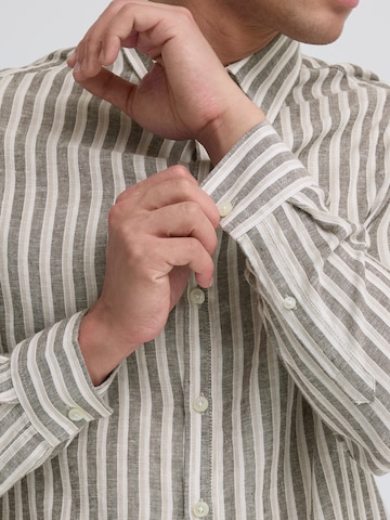 Casual Friday Regular Fit Paita värissä ruskea