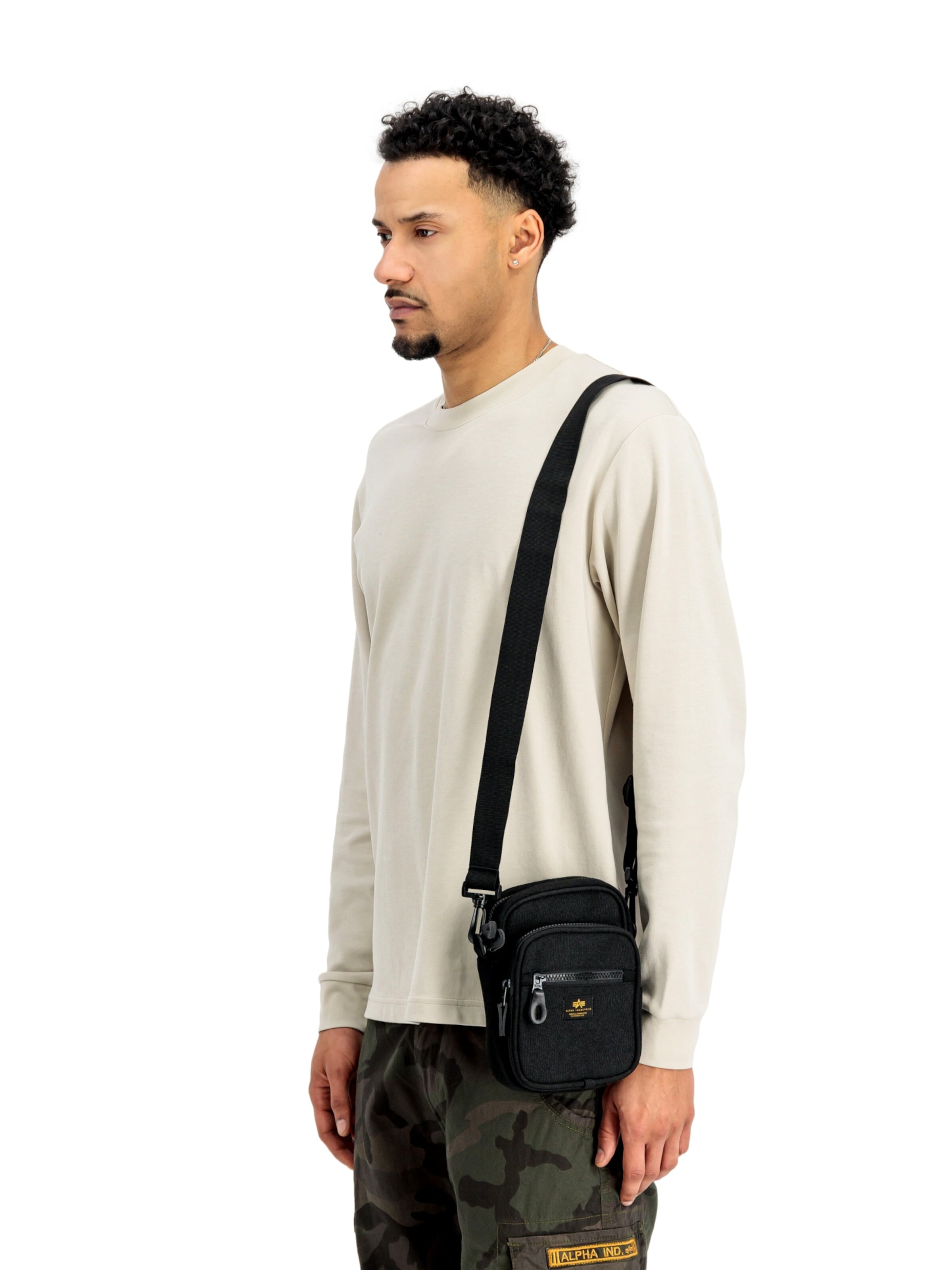 ALPHA INDUSTRIES Crossbody Bag in Black: front