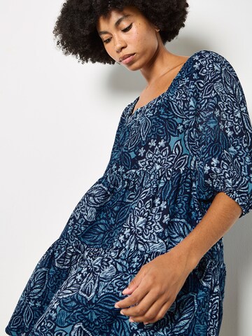 Robe Apricot en bleu