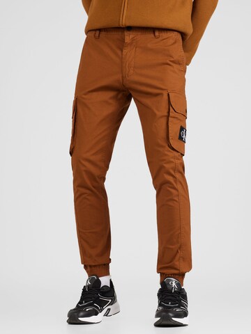 Skinny Pantalon cargo Calvin Klein Jeans en marron : devant