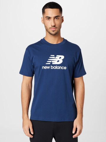 new balance قميص بلون أزرق: الأمام