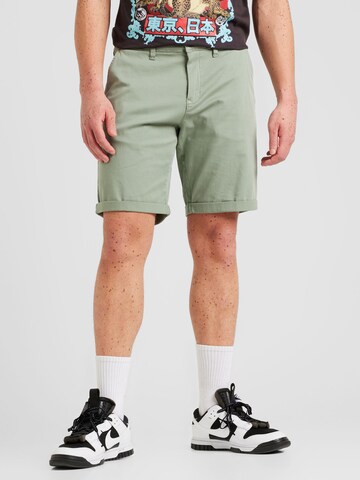 QS Regular Chino in Groen: voorkant