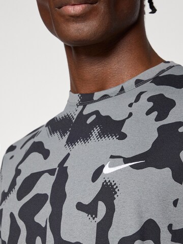 NIKE - Camiseta funcional 'HYVERSE' en gris