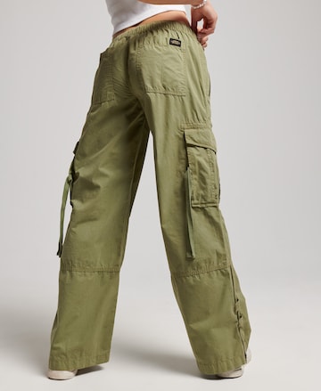 Superdry Laiad sääred Klapptaskutega püksid, värv roheline