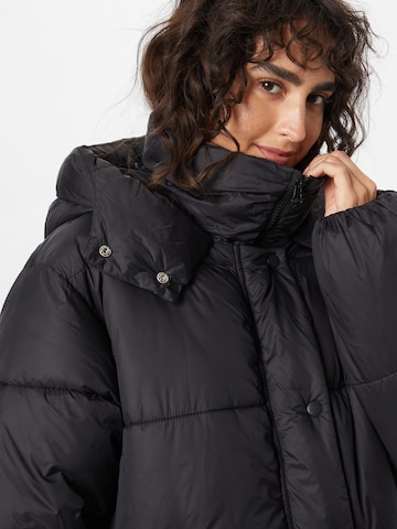 Gina Tricot Zimní kabát 'Viv' – černá